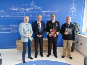 Aanbieding nieuwe Vlielandboeken en Zeeoorlogen aan commandant zeestrijdkrachten generaal verkerk 3